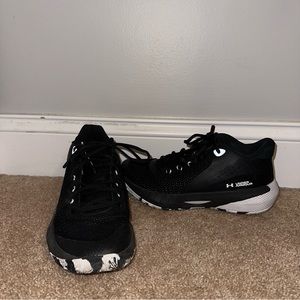women's black under armour basketball shoes.